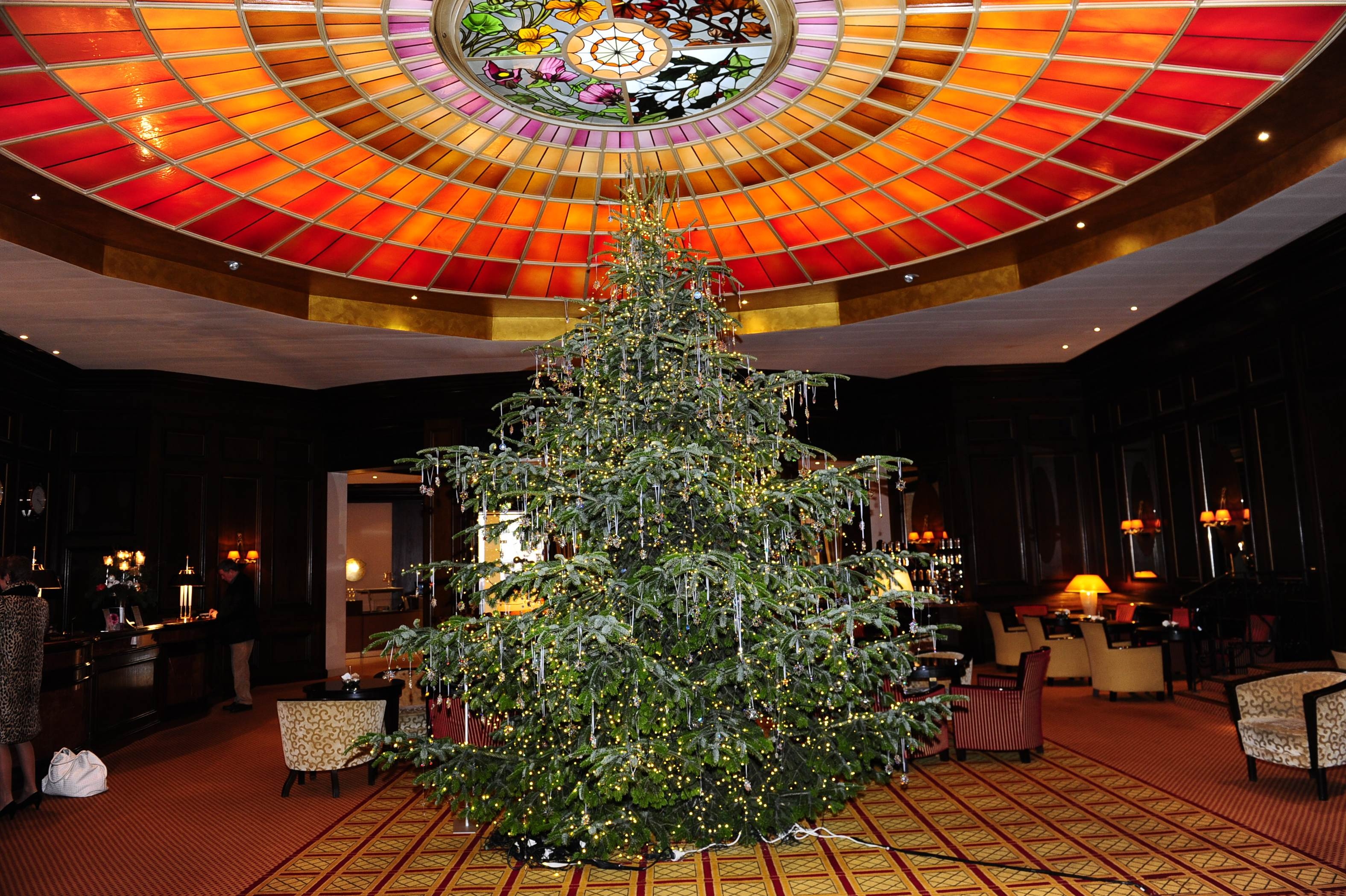 Swarowski-Weihnachtsbaum in der Lobby des Leading Hotel Vier Jahreszeiten Kempinski München: 2.000 Kristalle im Wert von 100.000 Euro