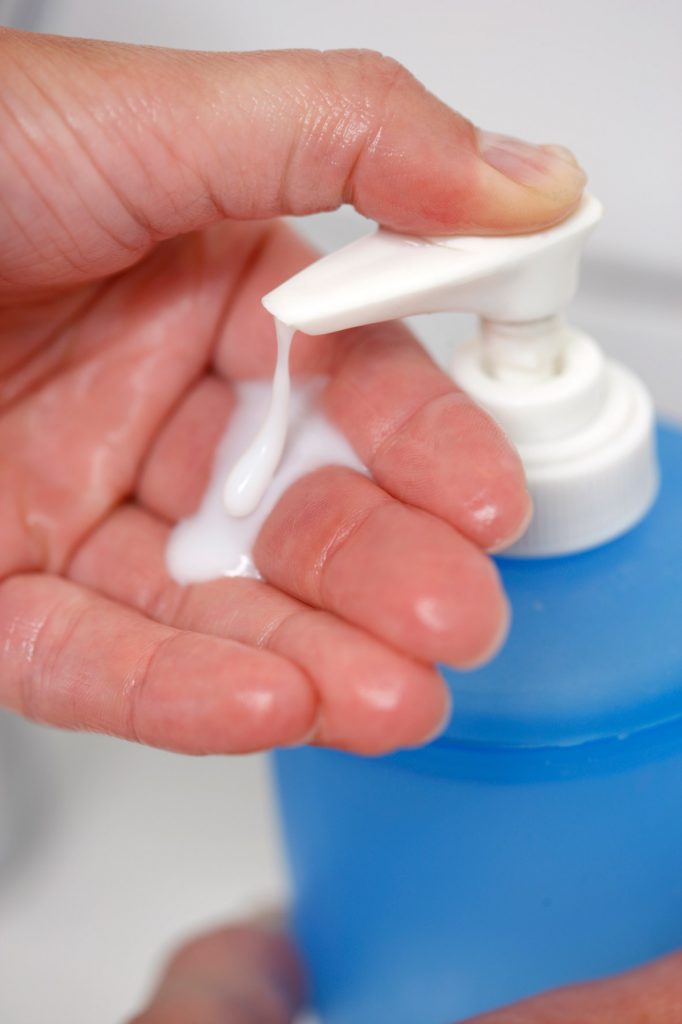 Regelmäßiges Händewaschen hilft, sich vor der Ansteckung mit Viren zu schützen (Foto: AOK Mediendienst)